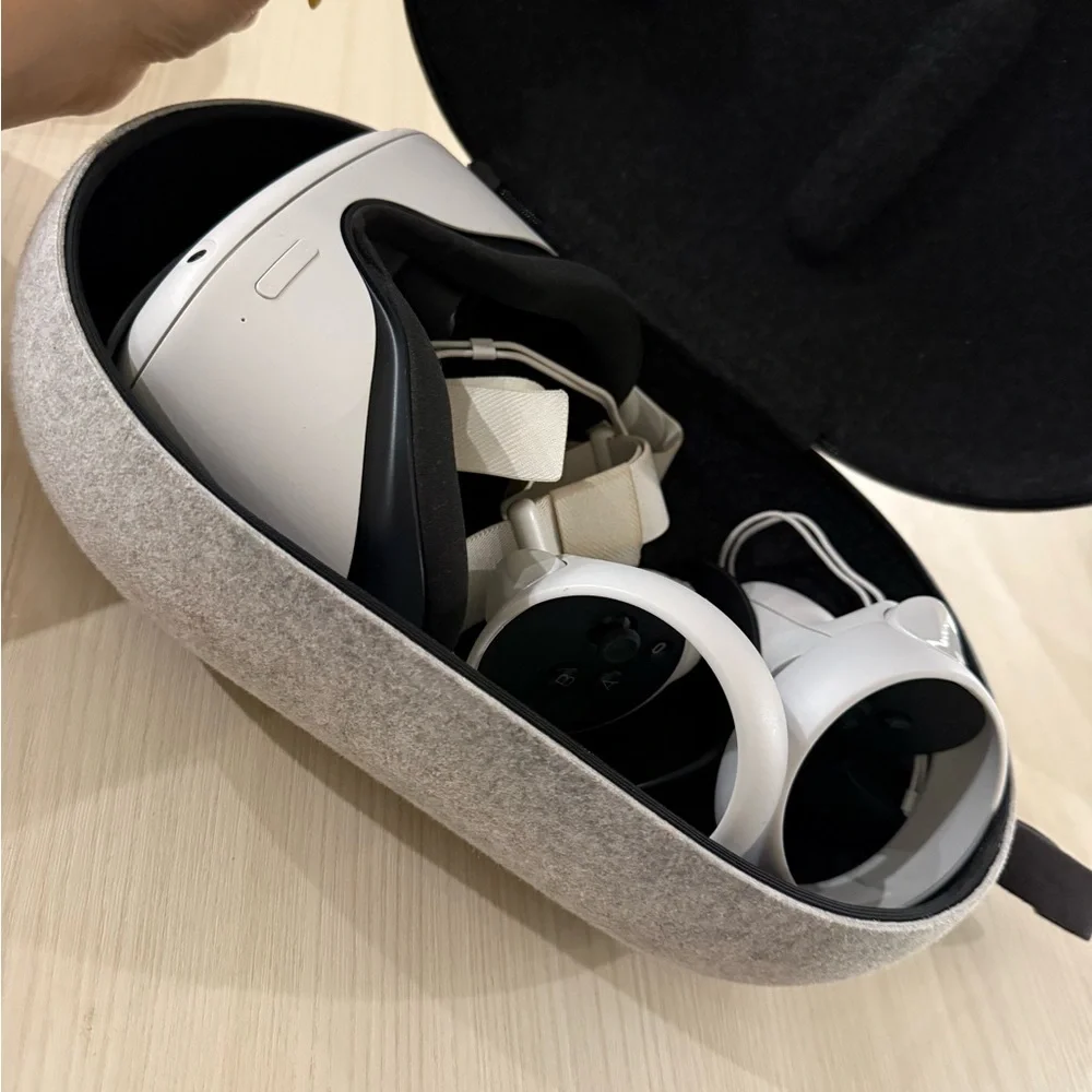 Oculus White Standalone VR Headset with Advanced Comfort